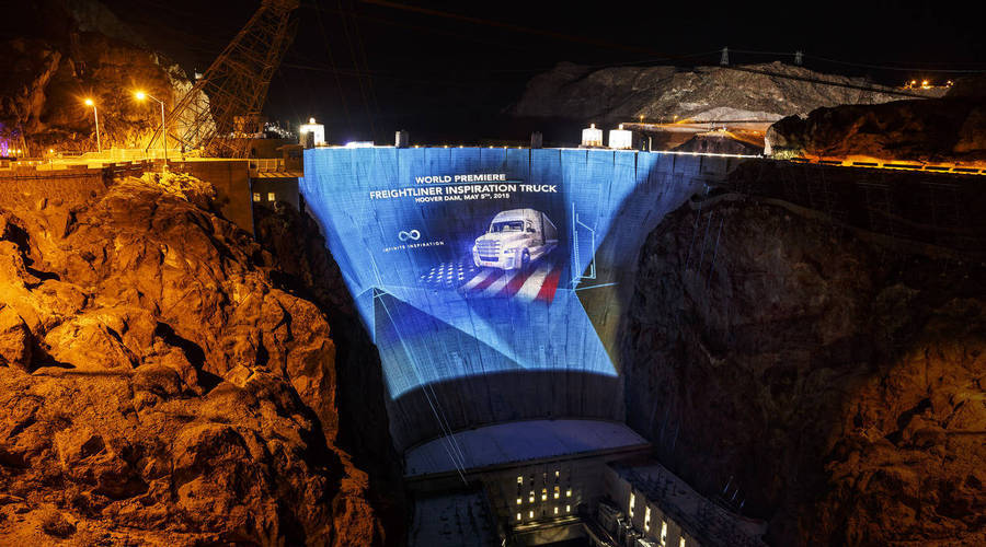 Daimler Trucks` “Infinite Inspiration” Technology Premiere took place on May 5th and 6th 2015 in Las Vegas. In a spectacular ceremony at Hoover Dam Daimler Trucks North America presented the Freightliner Inspiration Truck with Highway Pilot. It is the first autonomous driving truck licensed for public roads in Nevada.

Am 05. und 06. Mai 2015 fand in Las Vegas die Daimler Trucks Technologiepremiere unter dem Motto „Infinite Inspiration“ statt.
Im Zuge einer spektakulären Zeremonie auf der Hoover-Talsperre präsentierte Daimler Trucks North America
den Freightliner Inspiration Truck mit Highway Pilot – den ersten autonom fahrenden Lkw mit Straßenzulassung in Nevada.